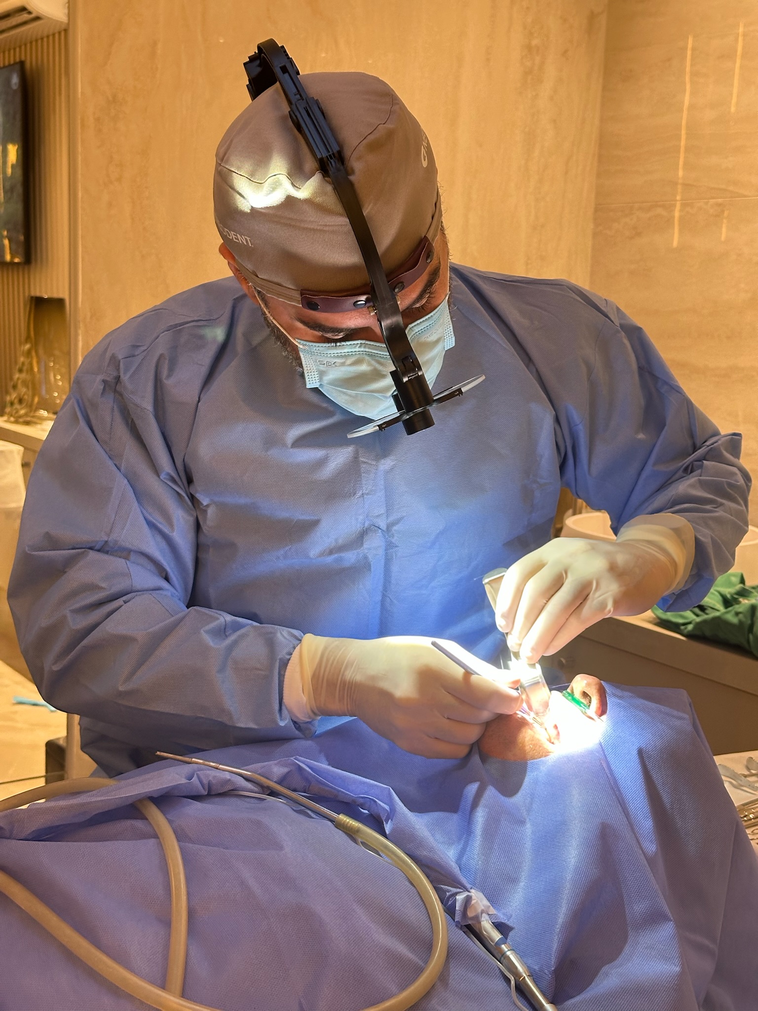 Dr. Giordano Marson realizando cirurgia com lupa cirúrgica