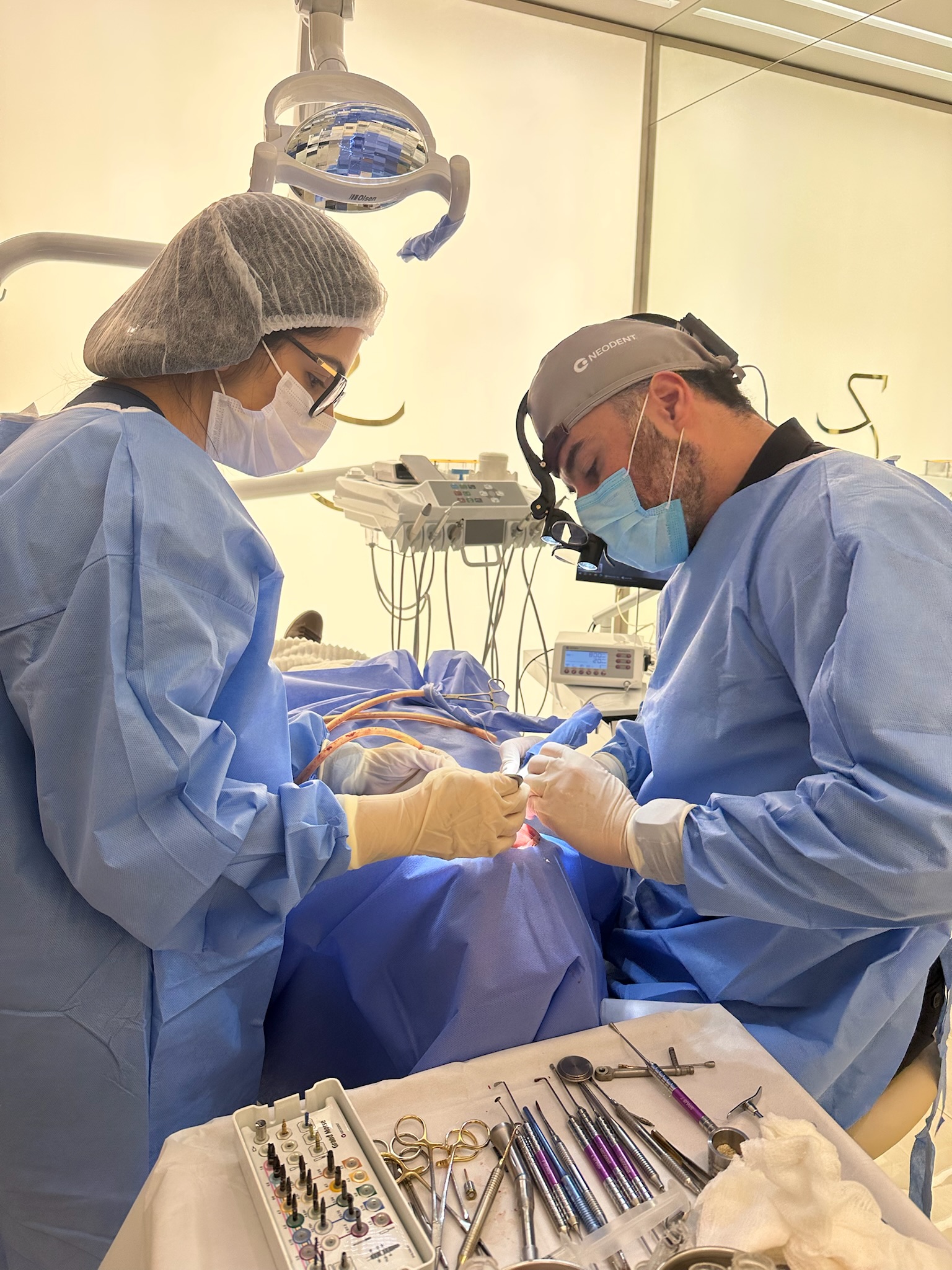 Dr. Giordano Marson e equipe em cirurgia